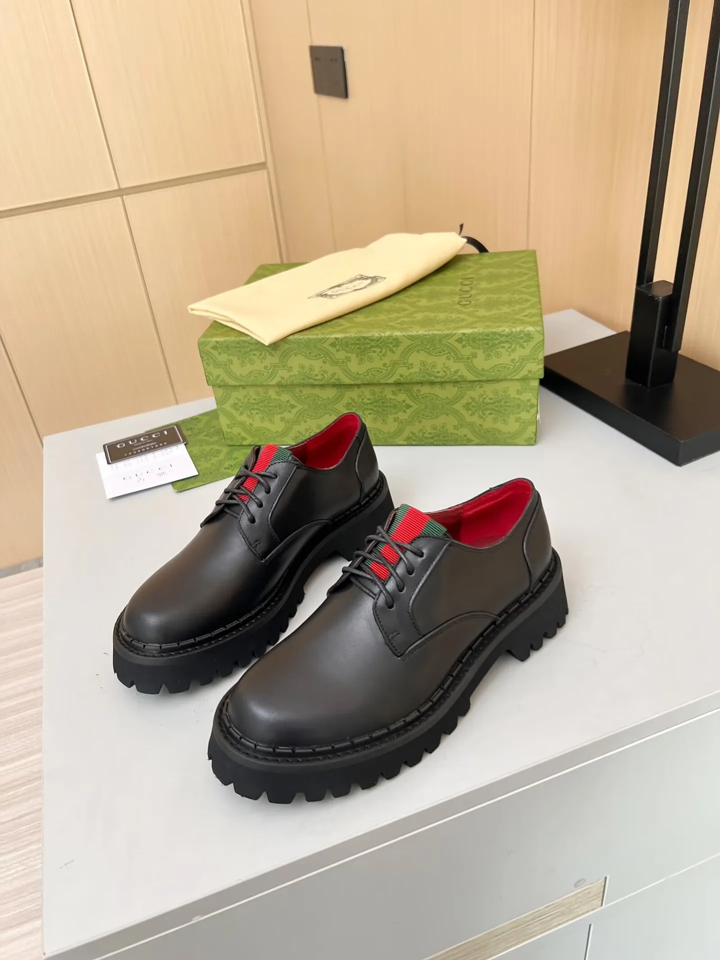 👟👟Ex-factory price 480👟👟 The latest Gucci GUCCI loafers at the counter. They are mainly matched with various styles of trendy clothes to highlight their fashion. ✅ A must-have recommended ➡️ Especially easy to put on and take off. Fabric: cowhide, open edge beads. Inner/foot pads: cow lining. Color: black. Size: 34-41 (34, 41 need to be customized). Heel height: 5cm. Outsole: Foam outsole material ✅ Equipped with cloth bag and card